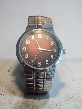 Vintage Allude Red Dial Quartz Watch GENWM753 Silver Stainless Steel 36mm UNISEX